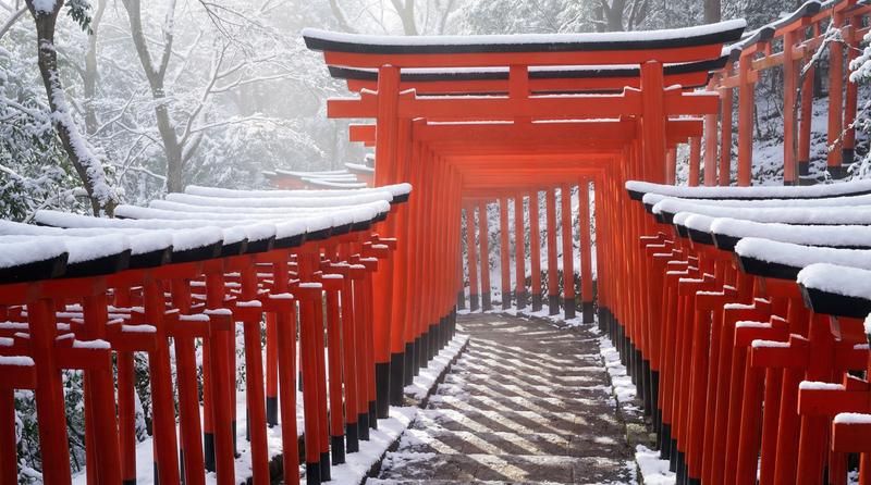 雪中的伏見稻荷大社千本鳥居
