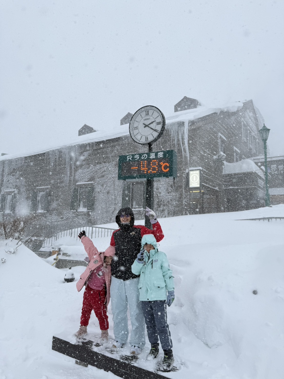 孩子們在零下4.8度的雪中開心玩樂